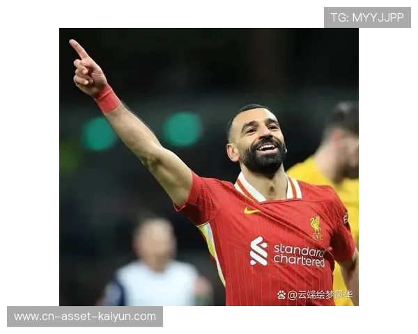 利物浦外线传中直达禁区，萨拉赫头球顶进得分