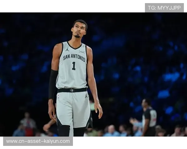 文班亚马站在禁区像一堵墙